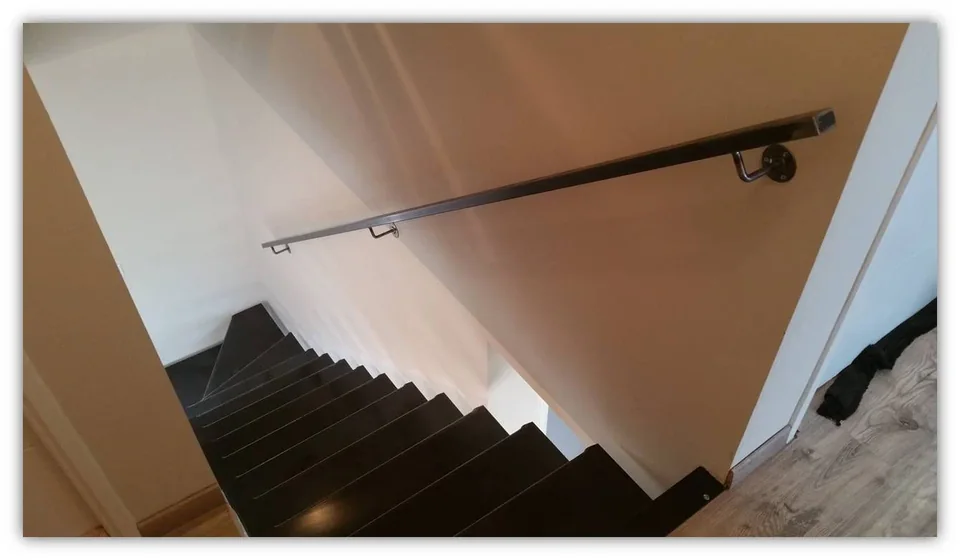 Escalier à limon central déporté et marches en tôle découpées pliées