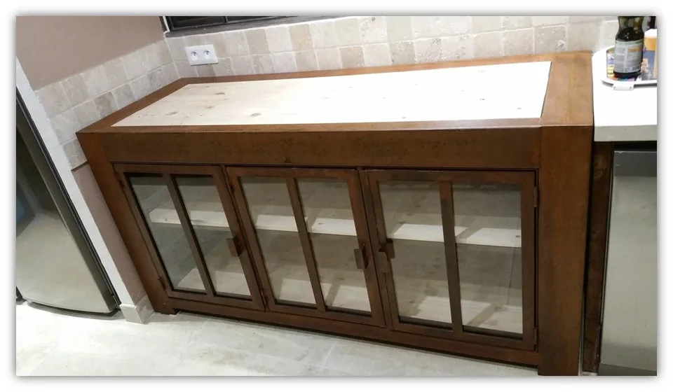 Meuble de cuisine finition rouillé avec plateau bois et portes vitrées