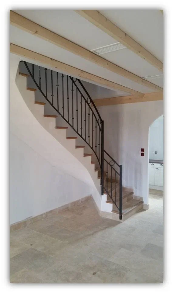 Garde-corps barreaudé débiaillardé avec anneaux décoratifs en partie haute