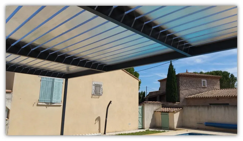 Pergola couverte de lames alu