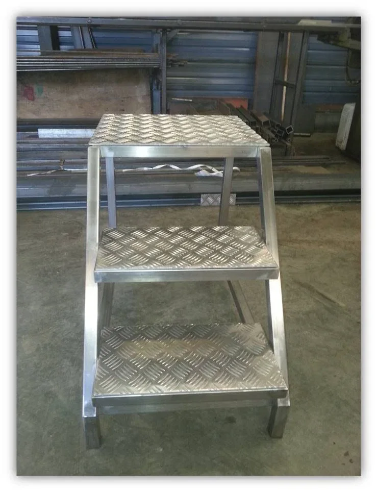 Fabrication d'un escabeau inox avec tôles alu antidérapantes