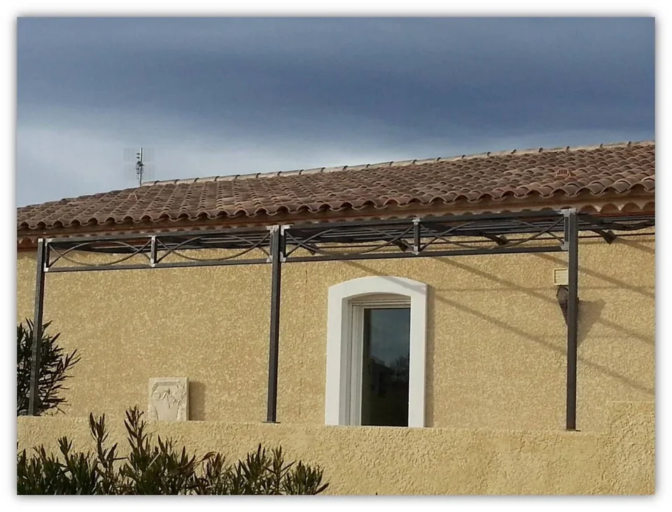 Pergola chapeau gendarme avec bandeau décoratif