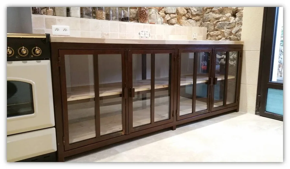 Meuble de cuisine finition rouillé avec plateau bois et portes vitrées