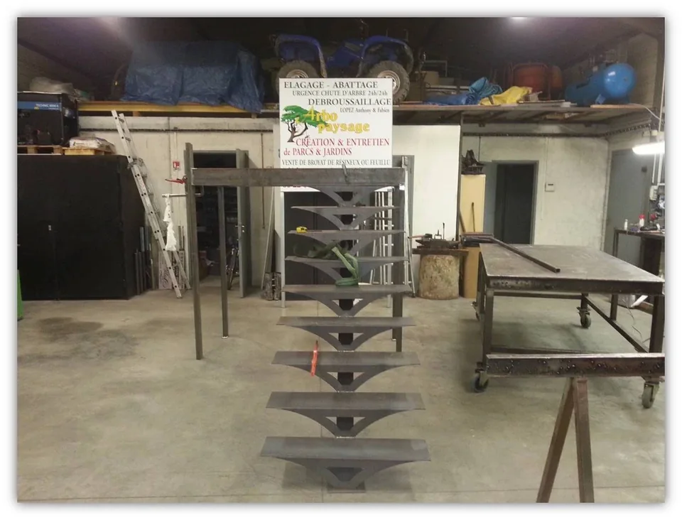 Fabrication d'un escalier à limon central avec marches découpées pliées