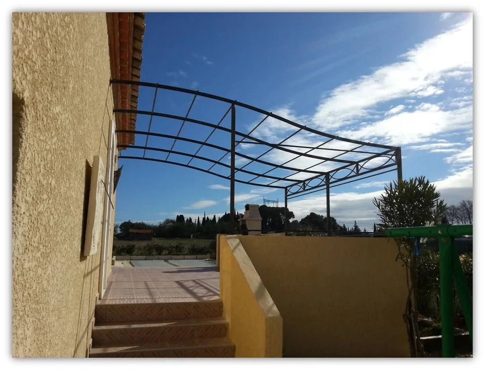 Pergola chapeau gendarme avec bandeau décoratif
