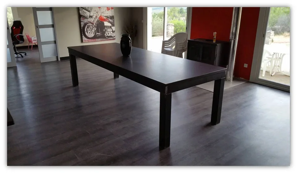 Table de style industriel épuré avec un plateau en granit aspect cuir