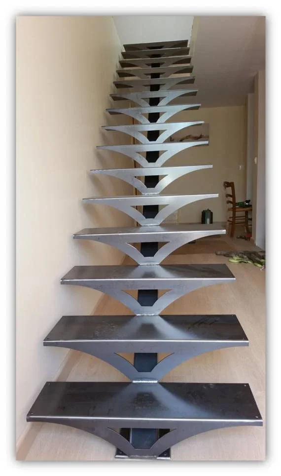 Escalier à limon central avec marches en tôle pliées découpées en forme triangulaire
