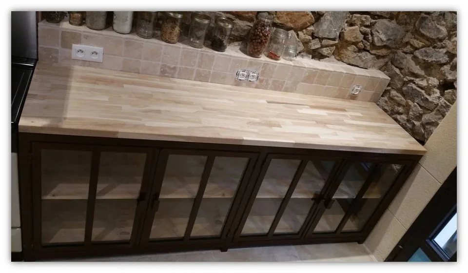 Meuble de cuisine finition rouillé avec plateau bois et portes vitrées