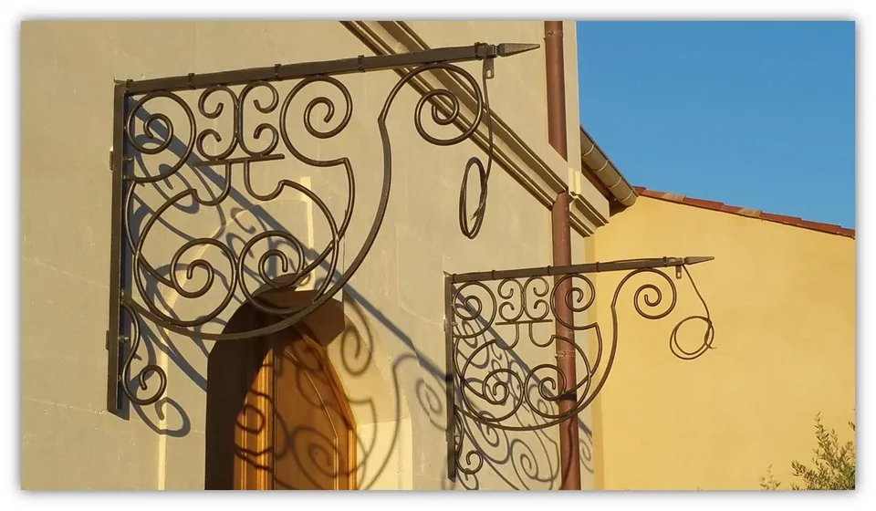 Potences forgées en façade