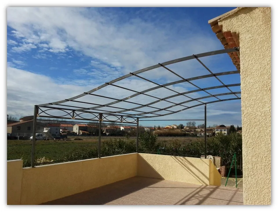 Pergola chapeau gendarme avec bandeau décoratif
