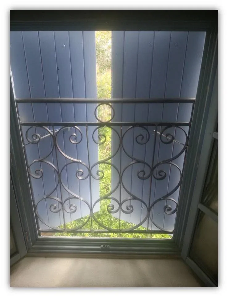 Grille forgée devant une fenêtre