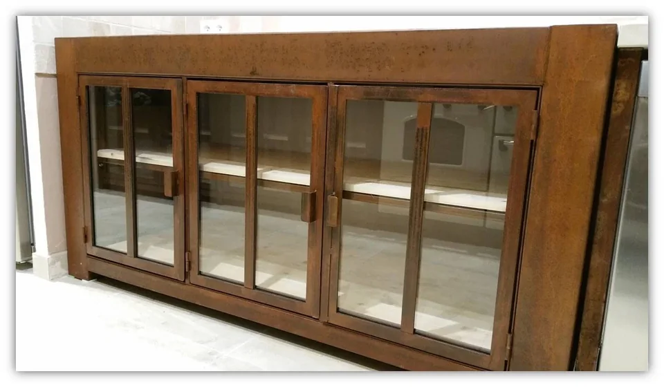 Meuble de cuisine finition rouillé avec plateau bois et portes vitrées
