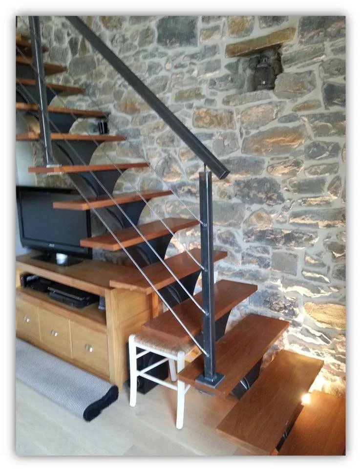 Escalier à limon central avec marches en tôles pliées recouvertes de bois et garde-corps à câbles tendus