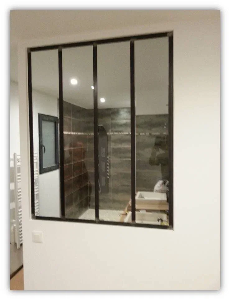 Verrière de séparation de salle d'eau / chambre dans une suite parentale