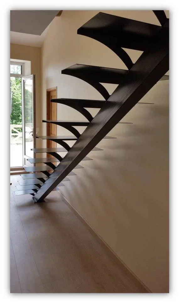 Escalier à limon central avec marches en tôle pliées découpées en forme triangulaire