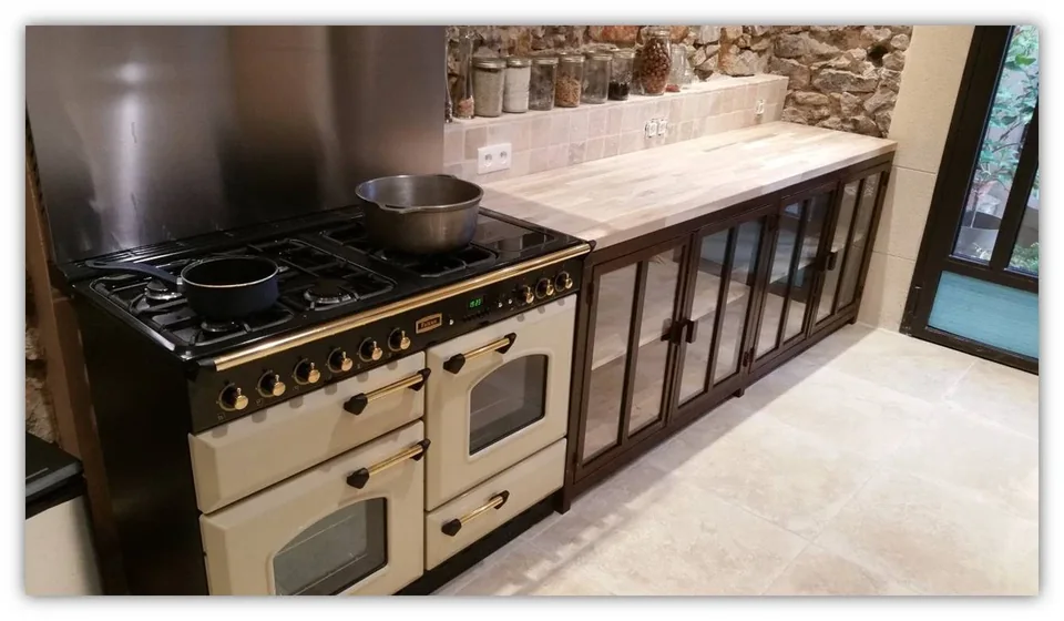 Meuble de cuisine finition rouillé avec plateau bois et portes vitrées