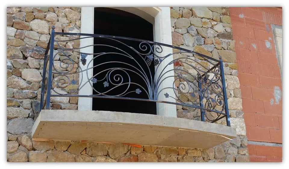 Balcon avec garde-corps forgé
