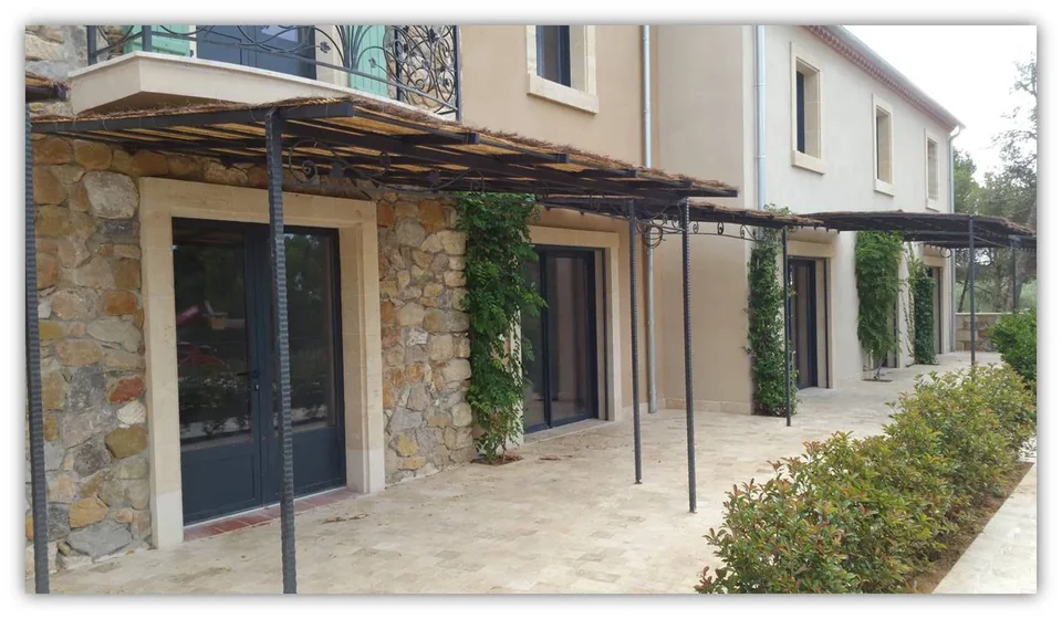 Pergolas en façade d’une maison