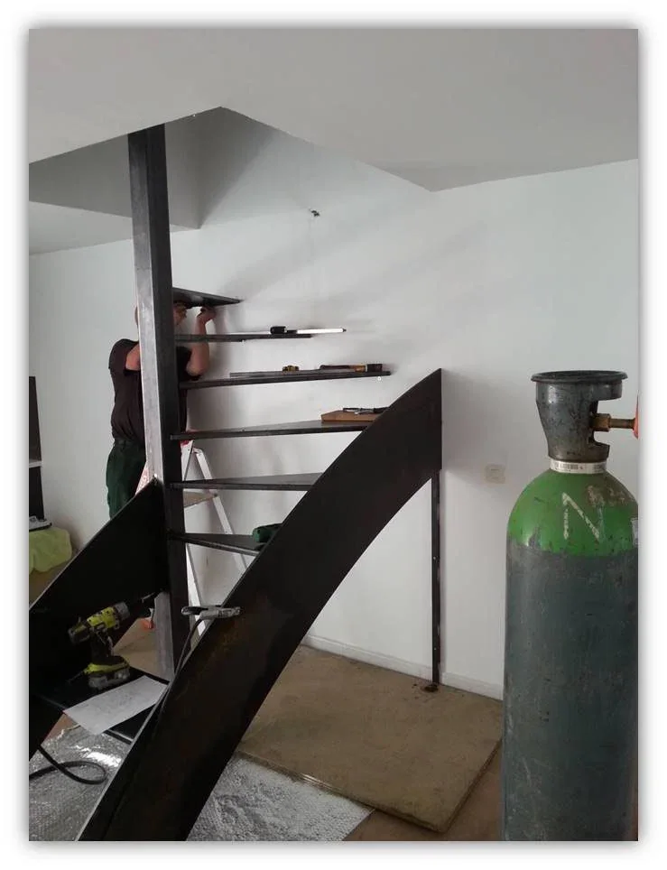Mise en place d'un escalier à double limon de forme demi-tour