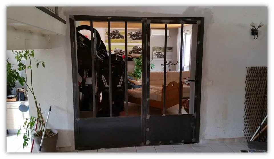 Porte vitrée intérieure de style industriel avec un ouvrant et une partie fixe