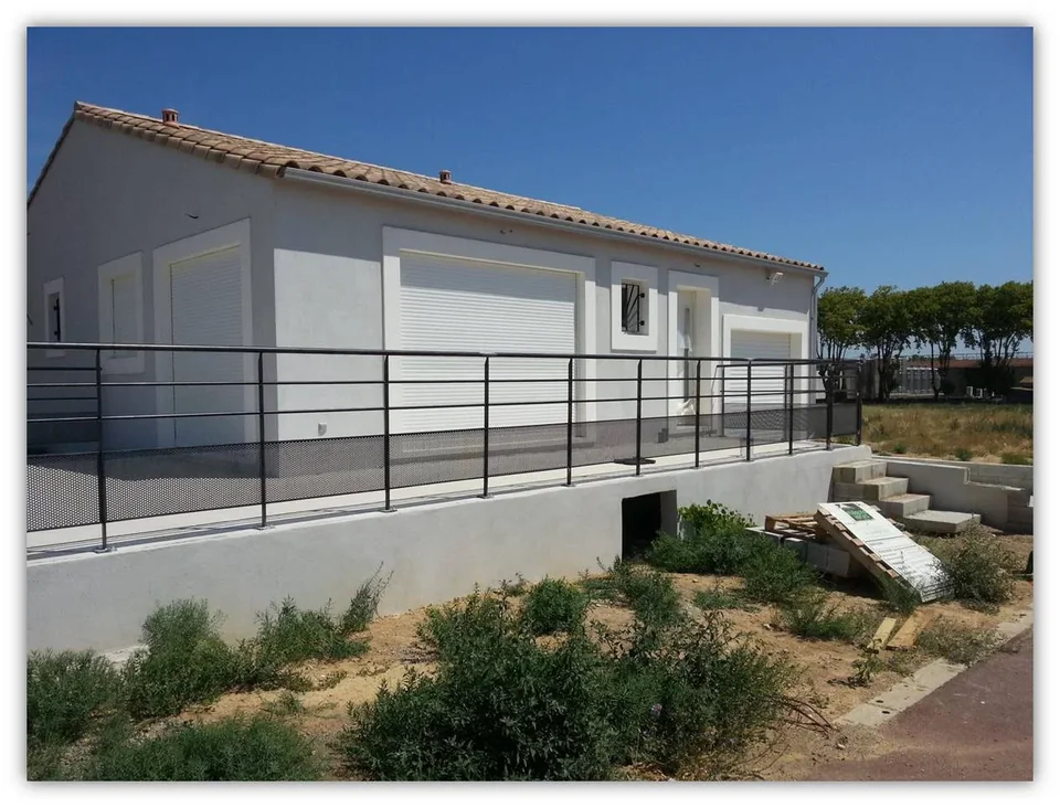 Garde-corps de terrasse avec lisses horizontales et soubassement tôlé avec tôle microperforée