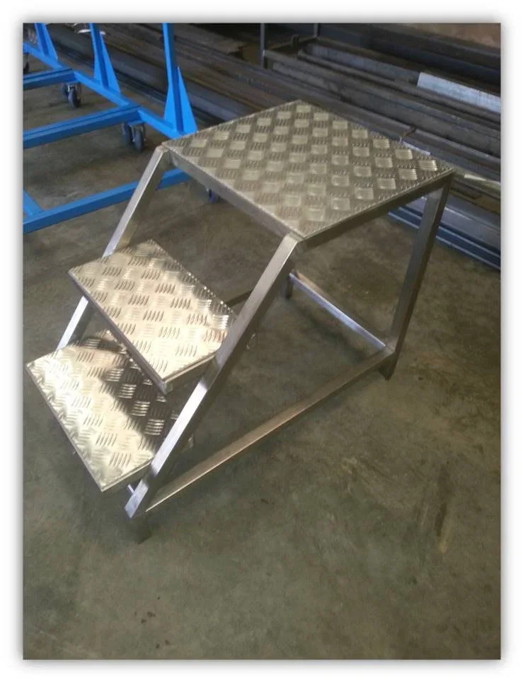 Fabrication d'un escabeau inox avec tôles alu antidérapantes