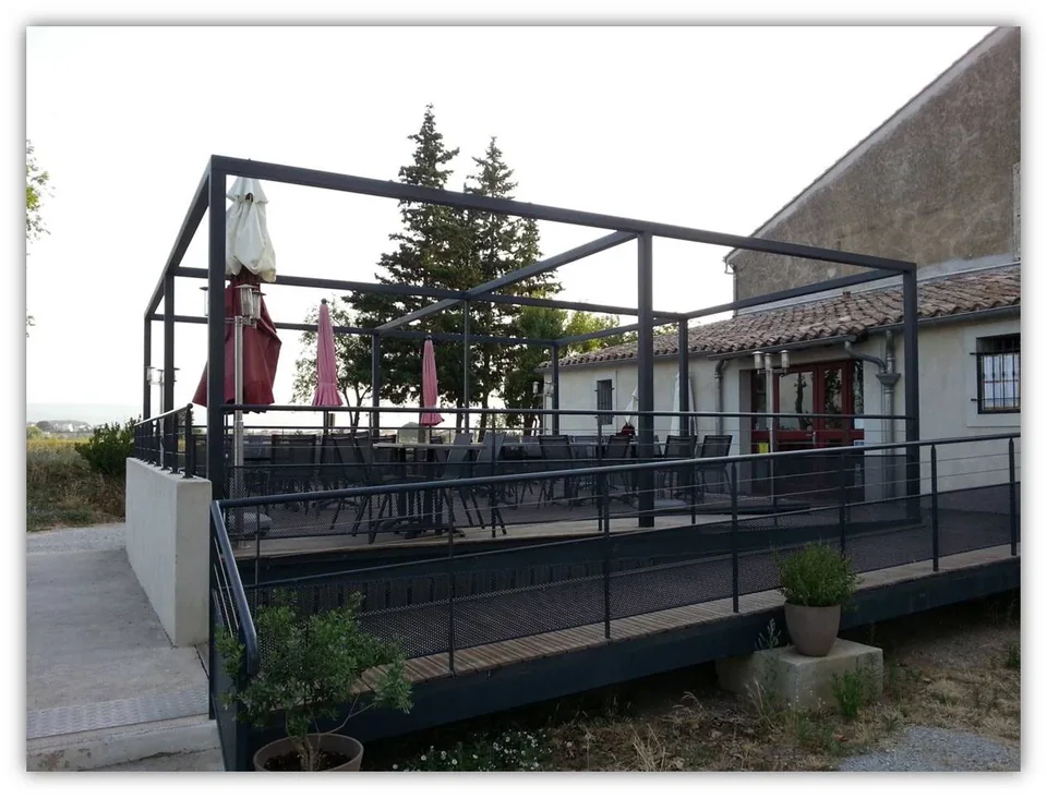 Réalisation d'une pergola pour la terrasse d'un restaurant