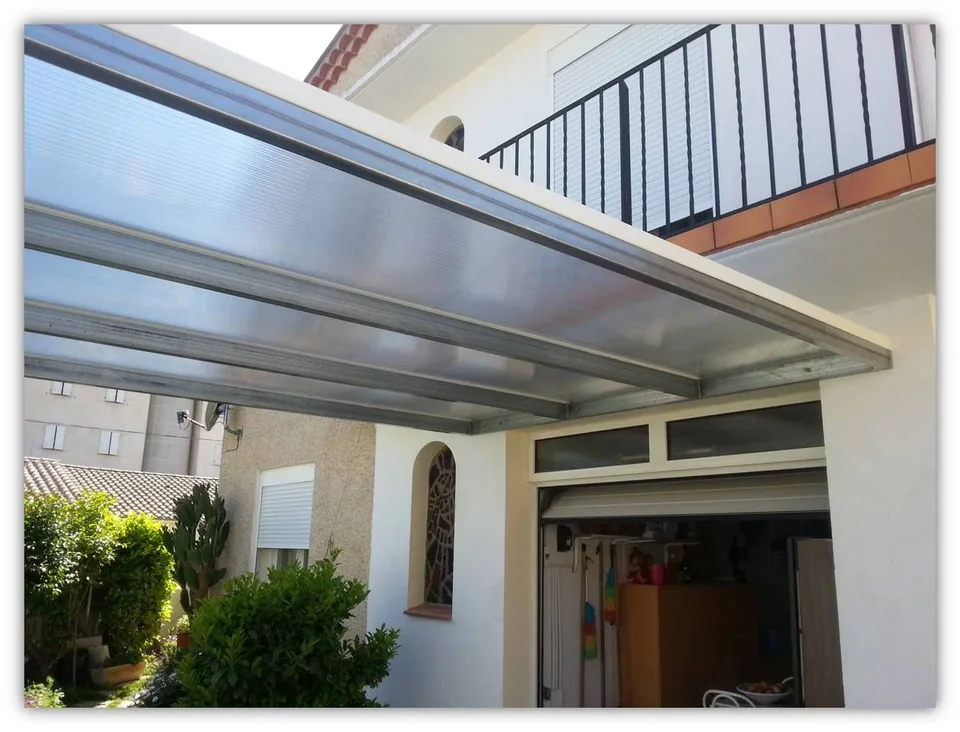 Abri voiture avec toit en polycarbonate