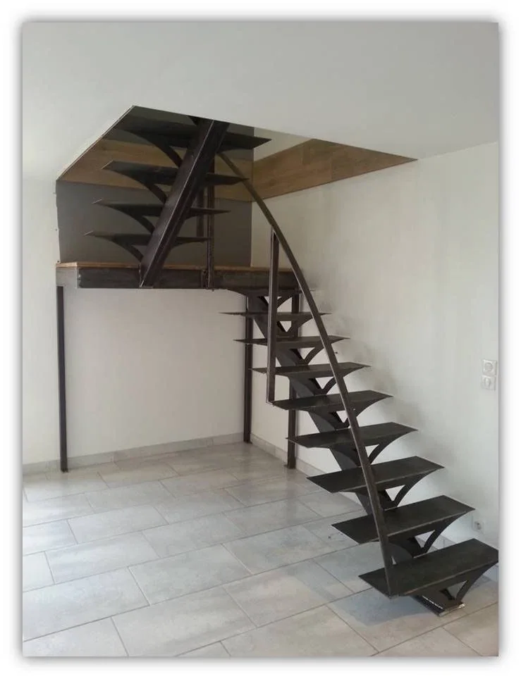Escalier limon central avec palier marches en tôle découpées pliées