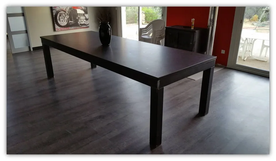 Table de style industriel dans une pièce