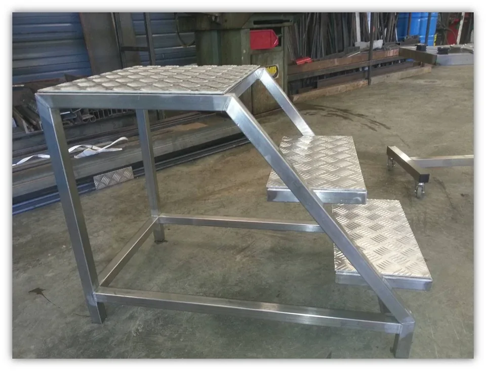 Fabrication d'un escabeau inox avec tôles alu antidérapantes