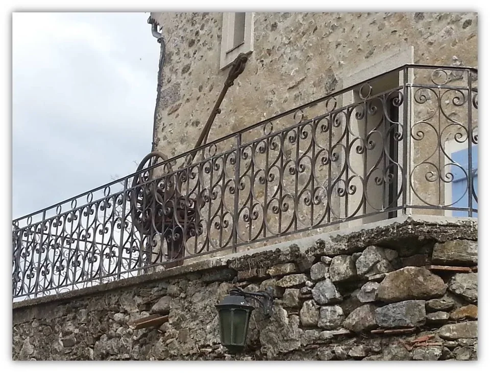 Garde-corps de terrasse à l'ancienne avec volutes