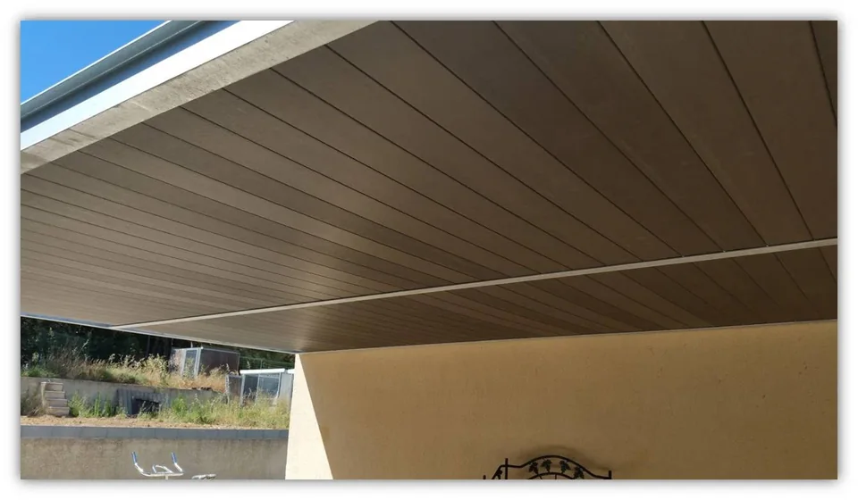 Réalisation d'un pergola couverte d'un toit opaque en composite
