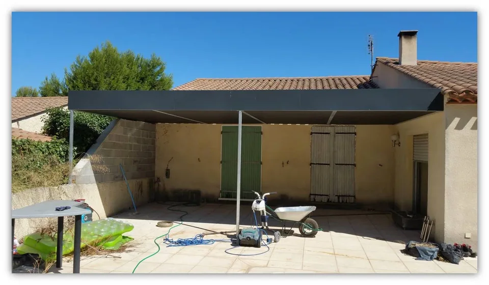 Réalisation d'un pergola couverte d'un toit opaque en composite
