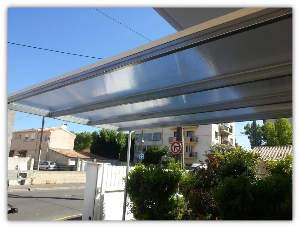 Abri voiture avec toit en polycarbonate