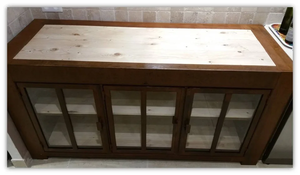 Meuble de cuisine finition rouillé avec plateau bois et portes vitrées