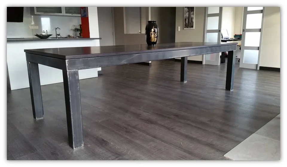 Table de style industriel épuré avec un plateau en granit aspect cuir