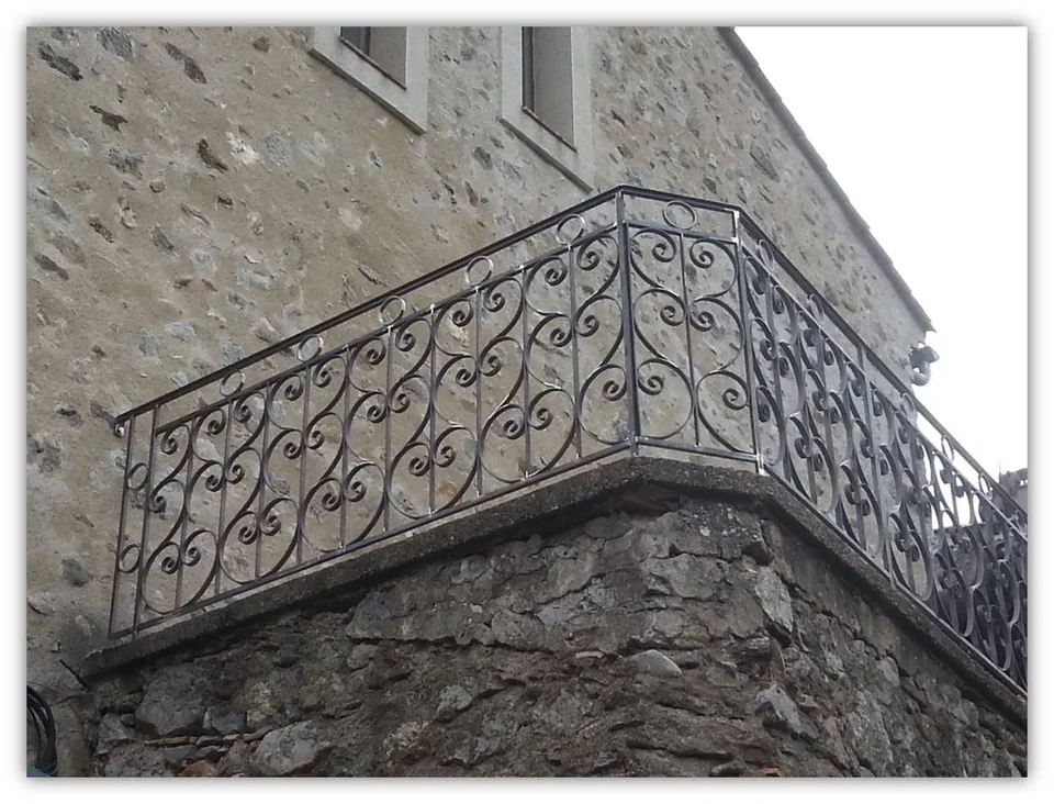 Garde-corps de terrasse à l'ancienne avec volutes