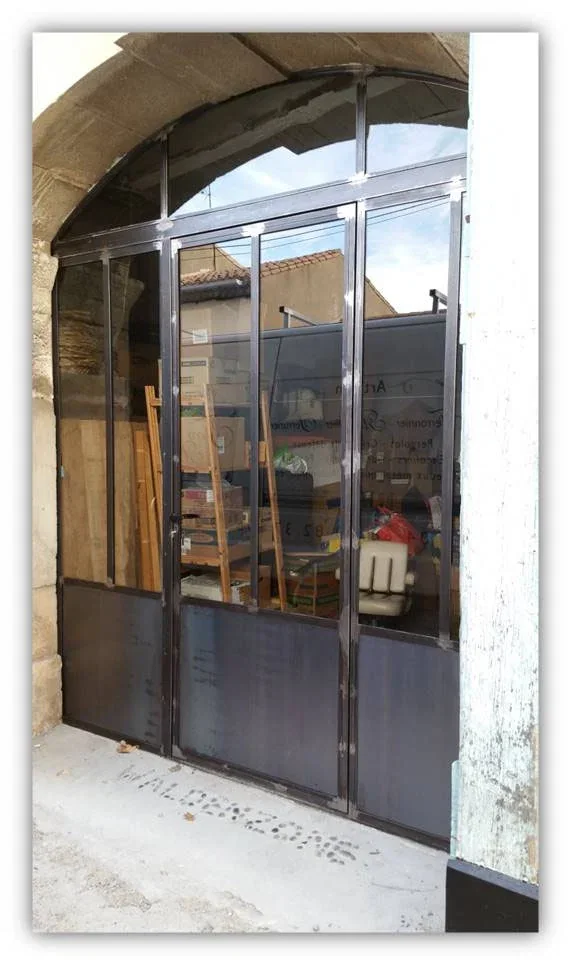 Porte cintrée vitrée avec imposte fixe en partie haute ensemble de style verrière ancien atelier