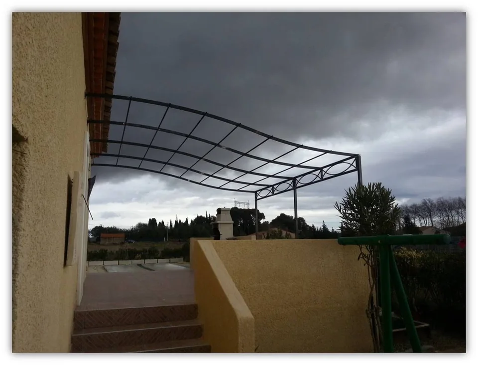 Pergola chapeau gendarme avec bandeau décoratif
