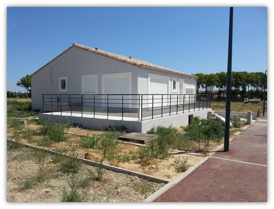 Garde-corps de terrasse avec lisses horizontales et soubassement tôlé avec tôle microperforée