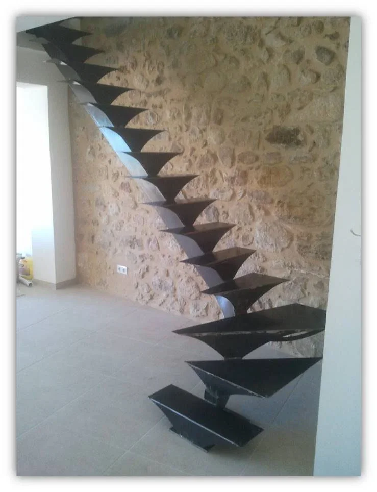 Escalier à limon central quart tournant bas