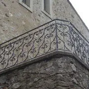 Rampe en fer forgé à motifs ornementaux