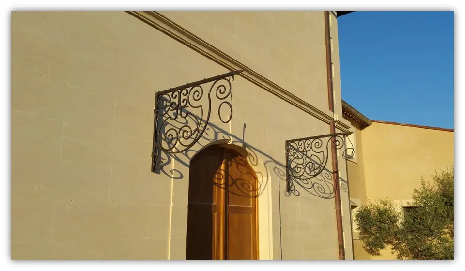 Potences forgées pour faire supports de lanternes de l'entrée d'un domaine