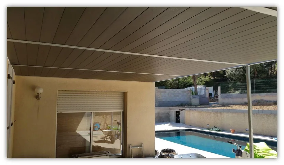 Réalisation d'un pergola couverte d'un toit opaque en composite