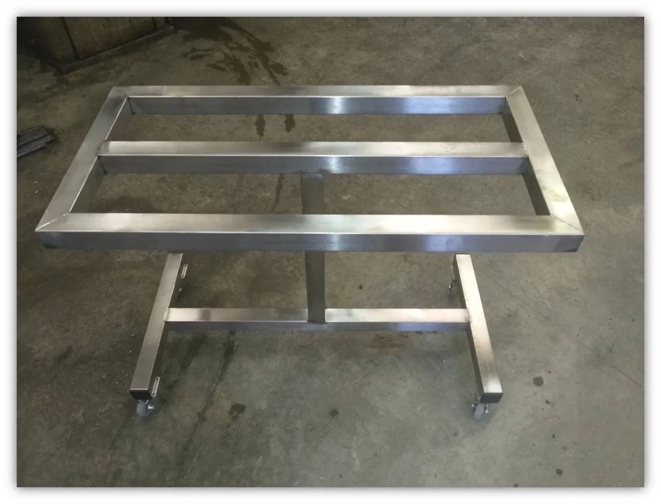 Fabrication d'un châssis inox sur roulettes