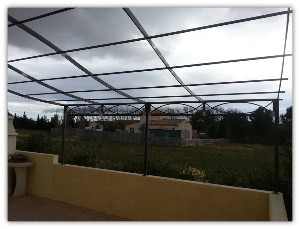 Pergola chapeau gendarme avec bandeau décoratif