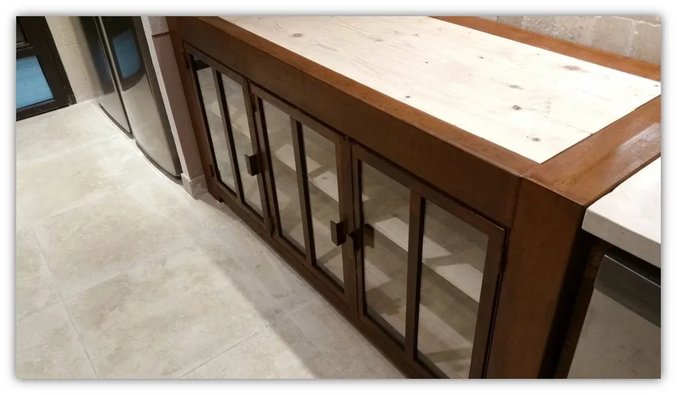 Meuble de cuisine finition rouillé avec plateau bois et portes vitrées