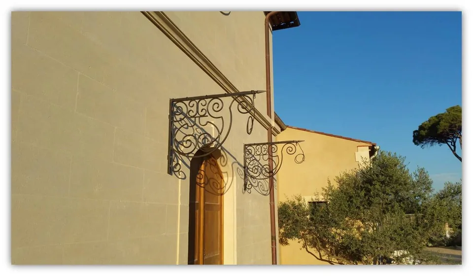 Potences forgées pour faire supports de lanternes de l'entrée d'un domaine